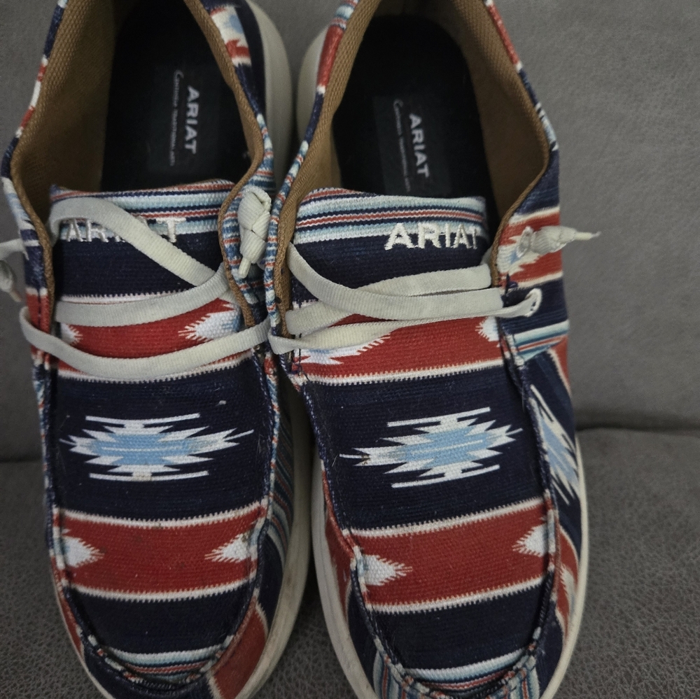 Gentley used Ariat boat shoes size 8